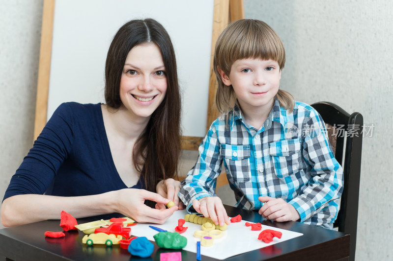 母亲与孩子一起玩橡皮泥