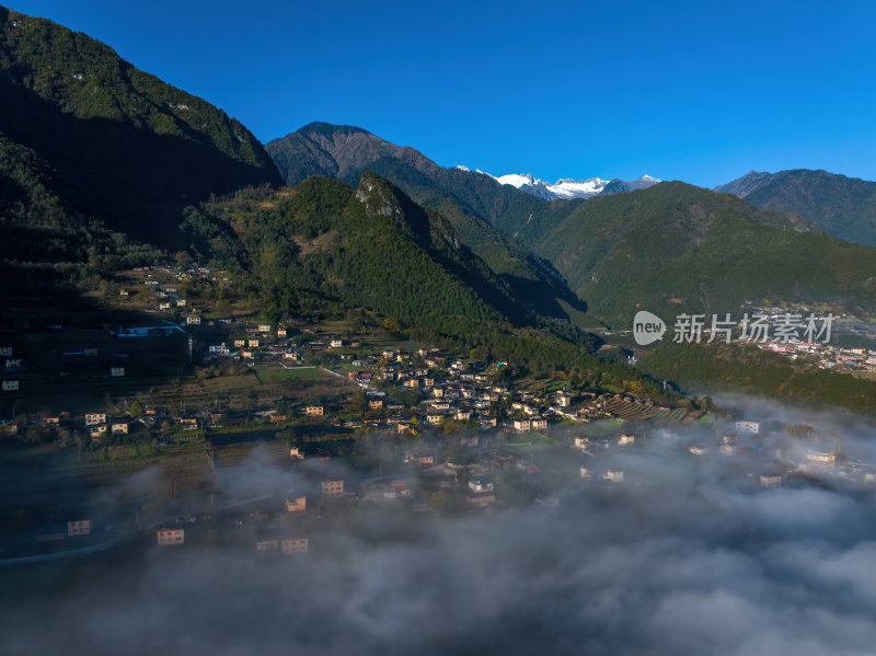 云南怒江傈僳族丙中洛人神共居秋色高空航拍