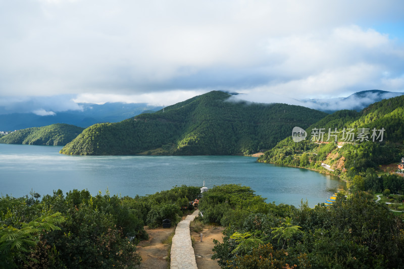 青山环绕的湖泊风景