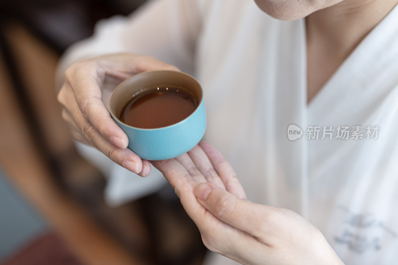 茶师敬茶的特写