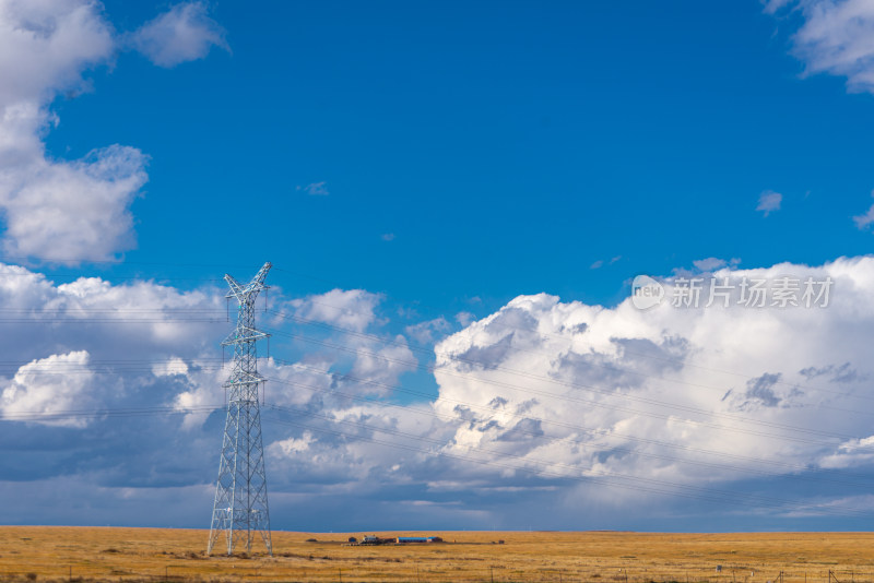 旷野中矗立的高压电塔风景图