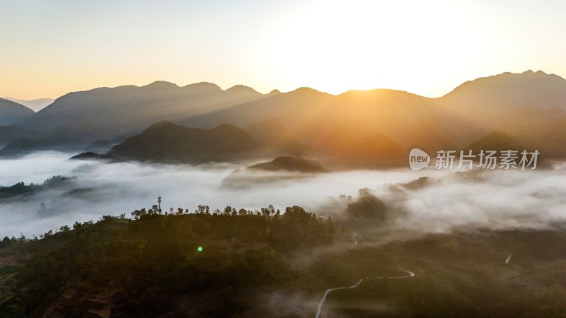 重庆酉阳：霜降后的山坡“红似火”