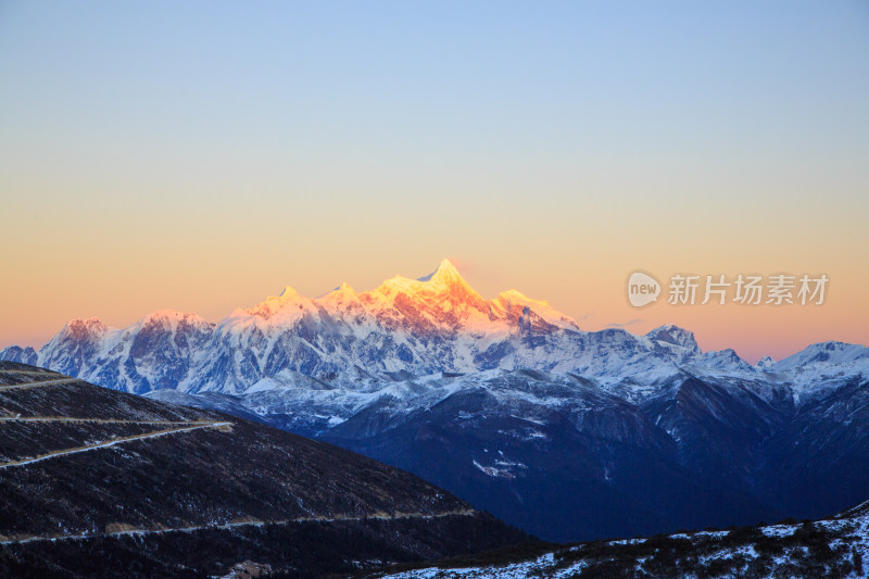 西藏林芝雪景南迦巴瓦峰日照金山雪山夕阳