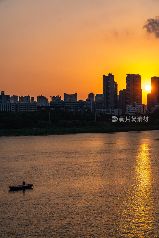 黄昏时的湖南株洲湘江风光带城市景观