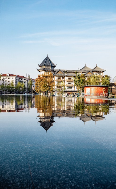 中式建筑在水面的倒影景观