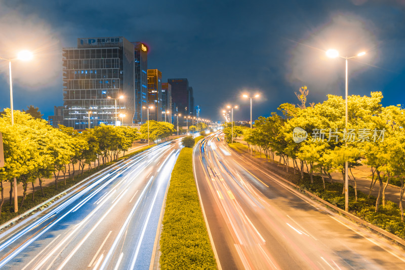 夜晚城市道路车流与建筑景观