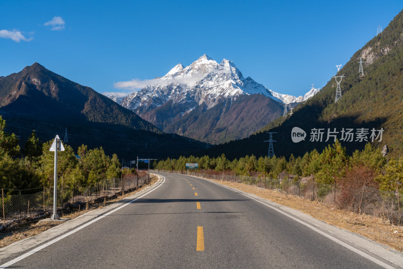 西藏林芝雪山下的公路