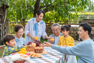 全家人在野餐