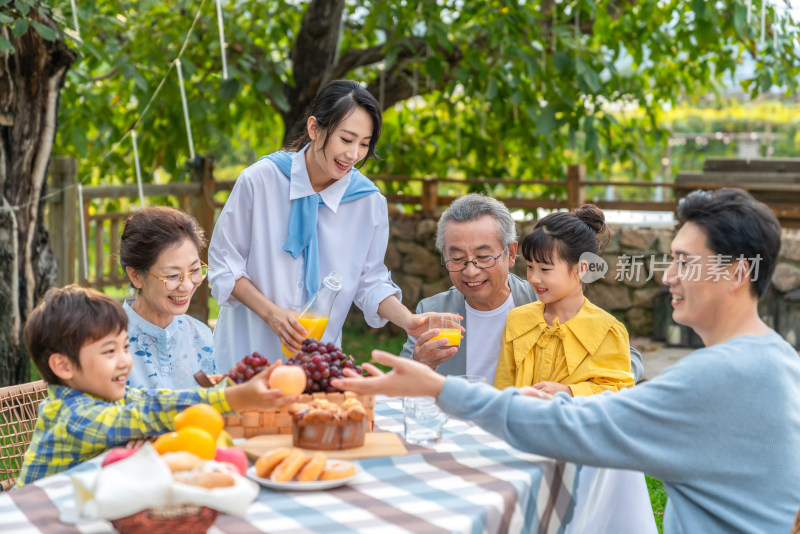 全家人在野餐