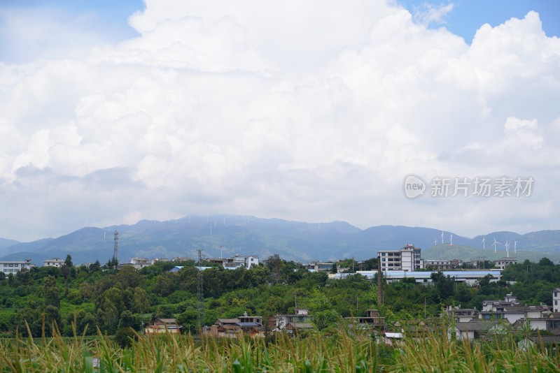 乡村田园远山与风力发电机景观