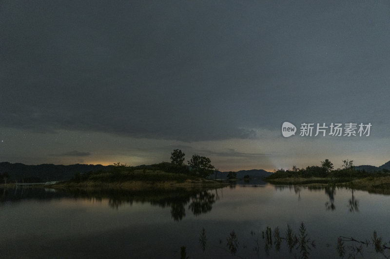 湖畔夜空下的璀璨星河全景