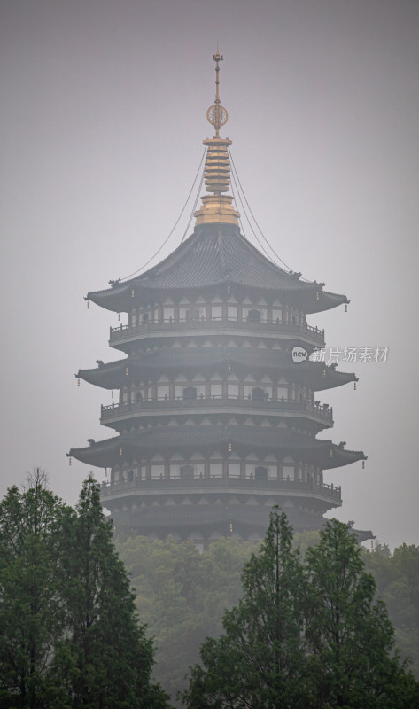 杭州西湖长桥公园雷峰塔雾色景观