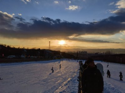 滑雪场夕阳下的滑雪者