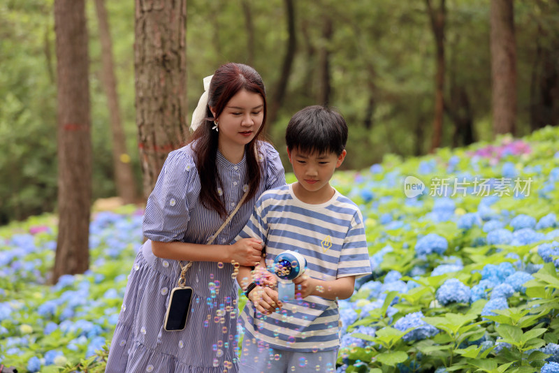 母亲和儿子在公园里赏花