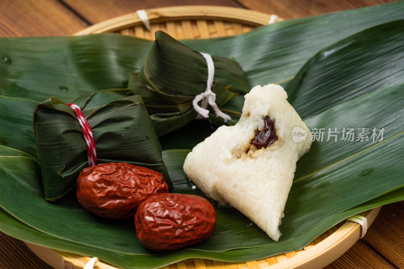 制作中国传统节日端午节特色食品粽子