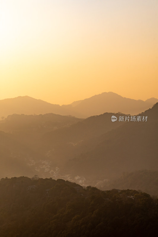 雷峰夕照雾色景观