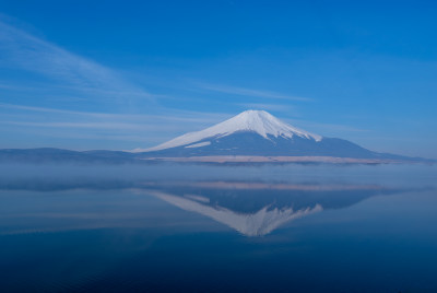 富士山倒映在湖面的壮美自然风光