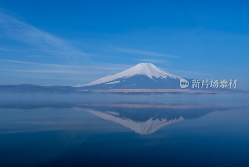 富士山倒映在湖面的壮美自然风光