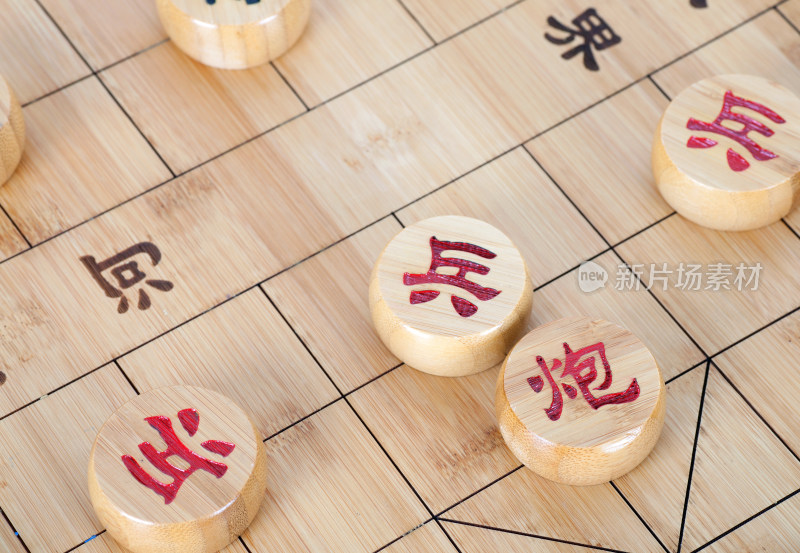 棋盘上的中国象棋棋子