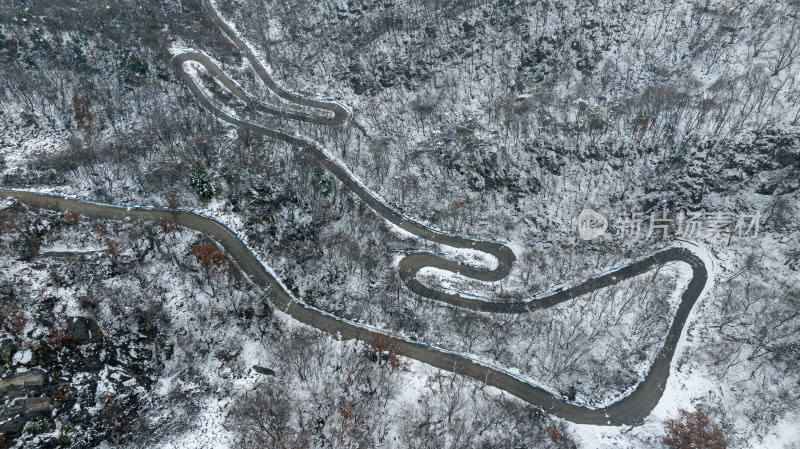 冬天雪后大山公路交通航拍