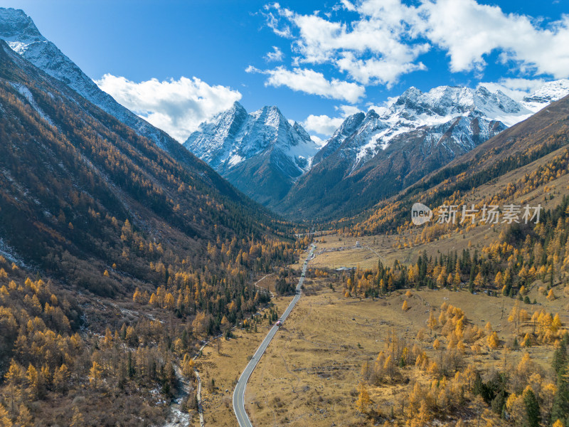 四姑娘山双桥沟景区航拍雪山公路秋景