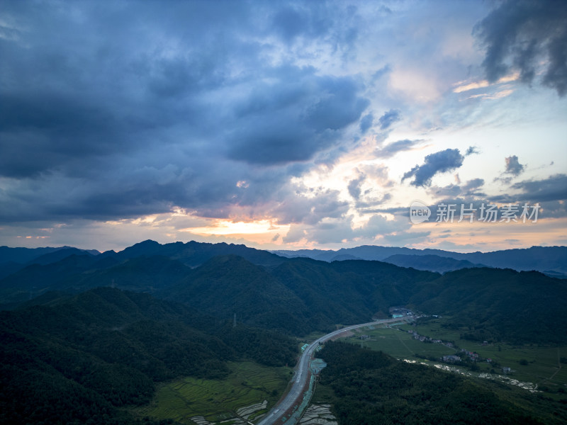 夕阳晚霞山川风车发电航拍摄影图