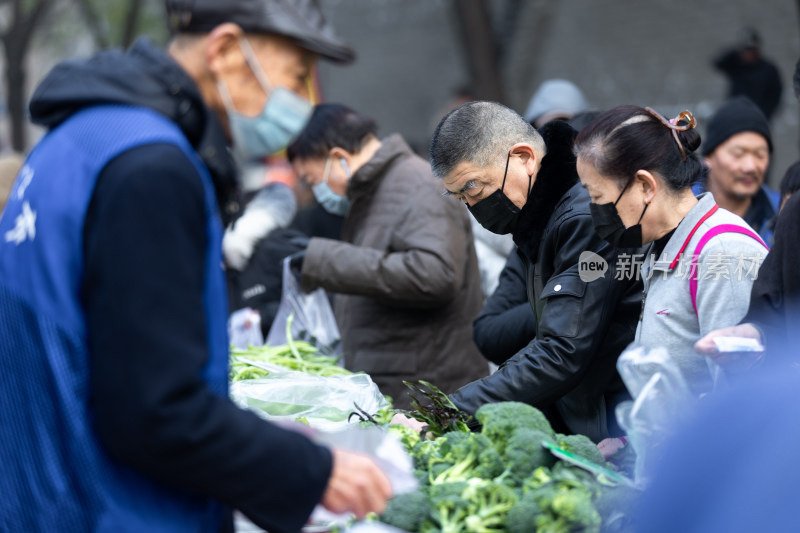 早市买菜卖菜的人们