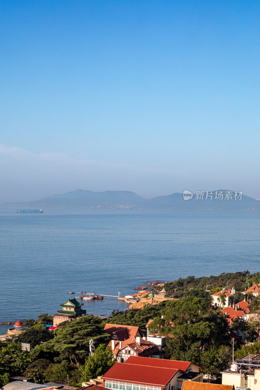 山东青岛小鱼山红瓦绿树碧海蓝天城市景观