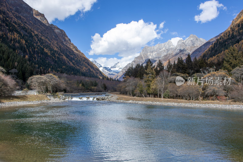 川西秋色，雪山下的山谷湖泊