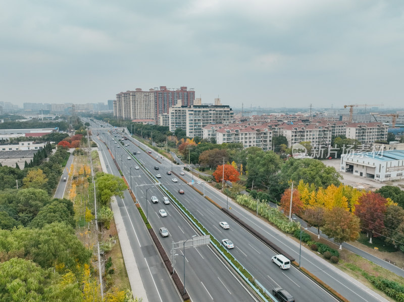 航拍昆山道路上的秋冬景色