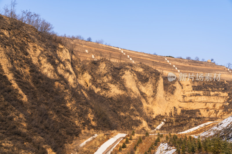 山坡上有积雪和植被的自然景观