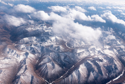 中国西藏高空飞机上航拍连绵雪山自然风光