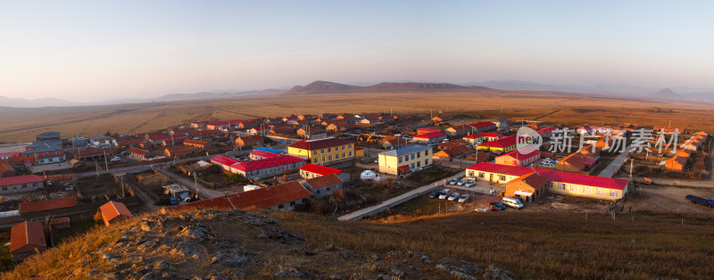 夕阳下内蒙坝上小红山景点的村庄牧场全景图