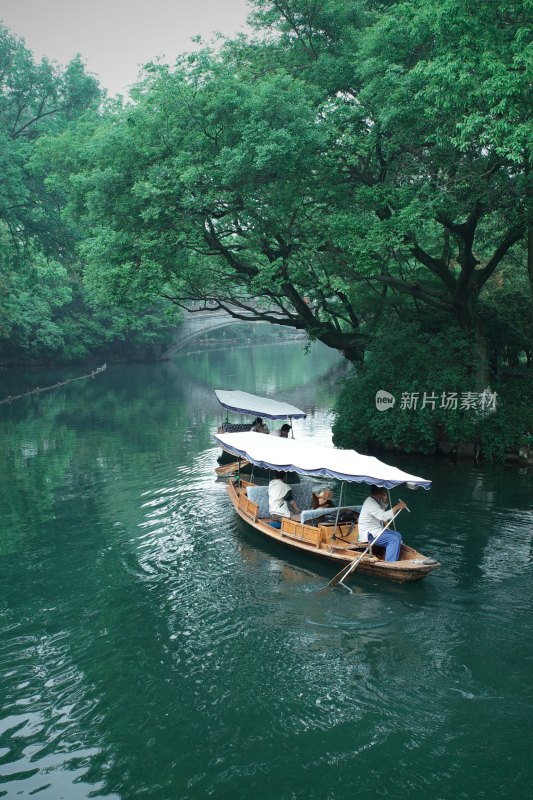 杭州太子湾公园内河道游船及两岸绿树景观