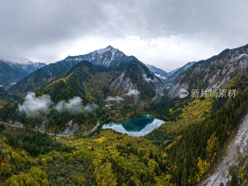 四川阿坝州九寨沟秋色网红瑶池高空航拍