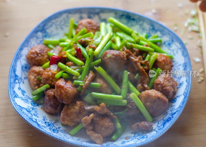 厨房的中式菜肴蒜苔炒肉丸