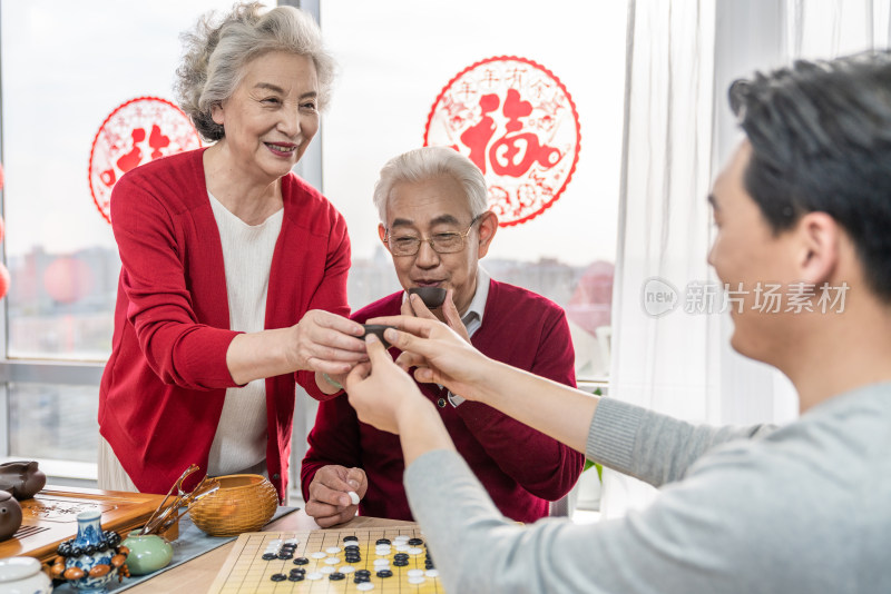 快乐的家庭喝茶下围棋