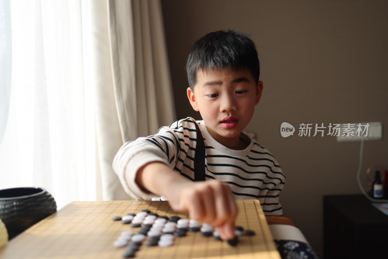 正在下围棋的中国小学生