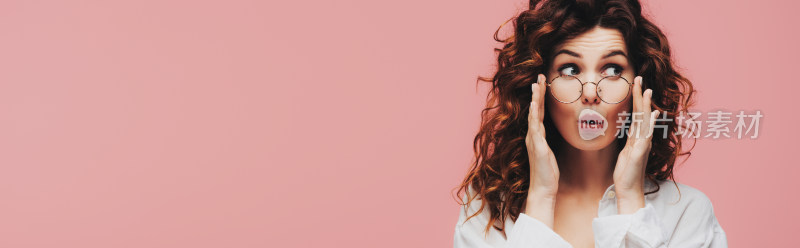 卷发女子手持眼镜惊讶表情