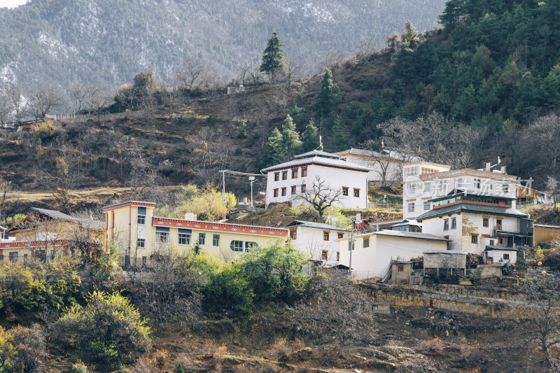 云南德钦县214国道-山坡上的藏族民居