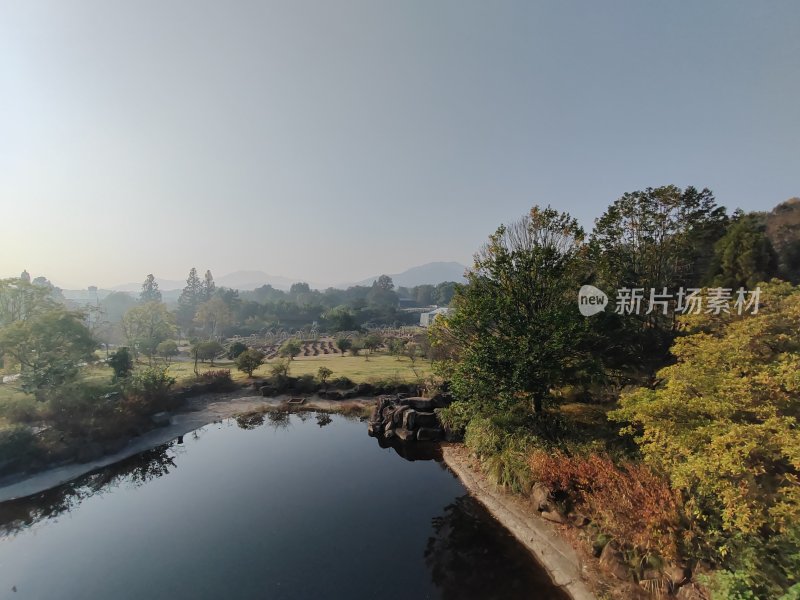 自然风光中的宁静水域鸟瞰全景