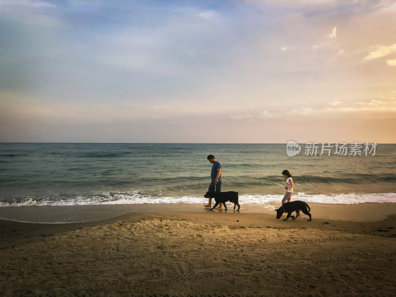 突尼斯地中海傍晚沙滩散步