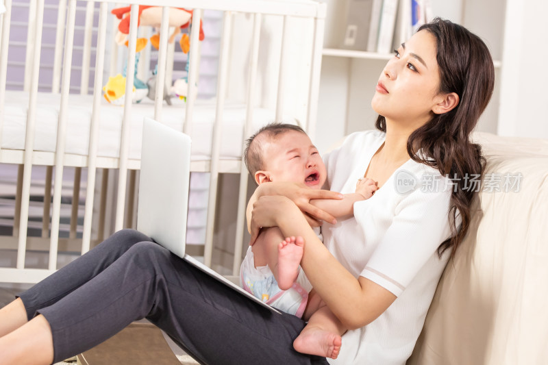 在家办公的年轻妈妈和宝宝