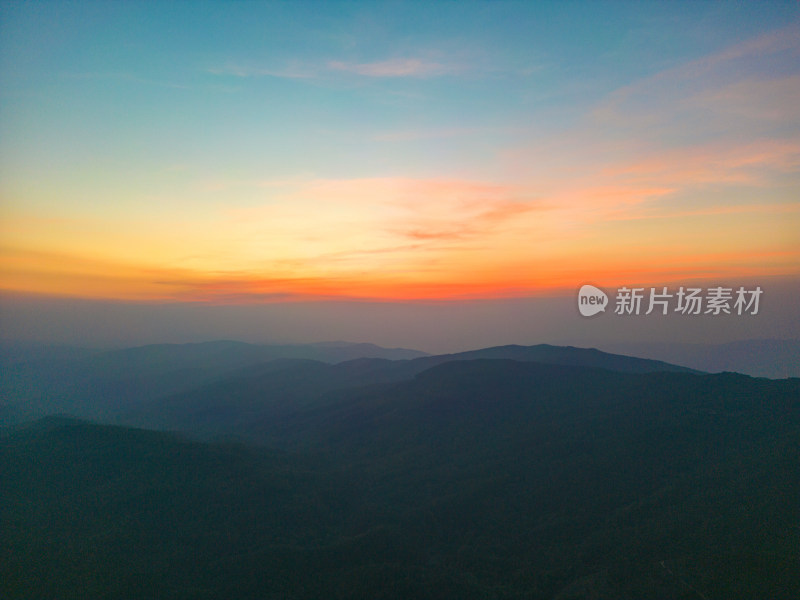 航拍晚霞下的群山