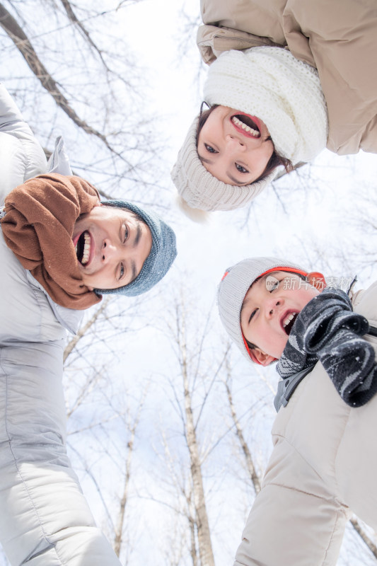 在雪地里玩耍的快乐家庭