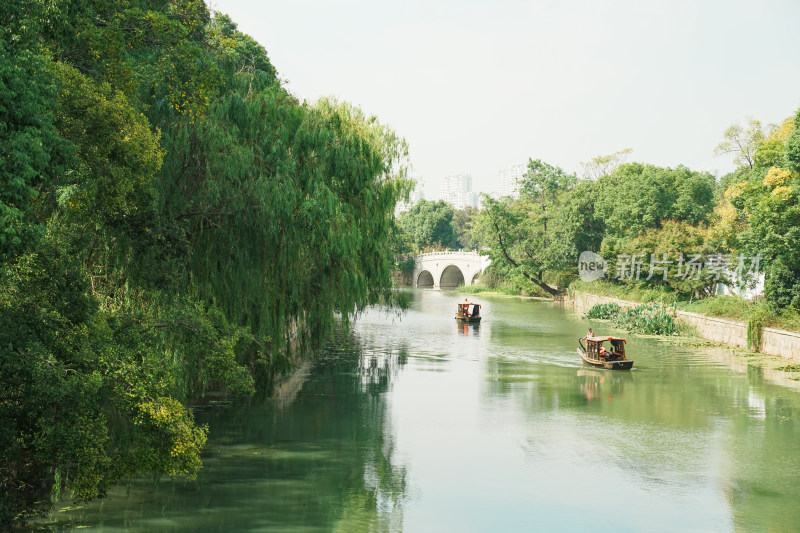 虎丘湖畔游船风光