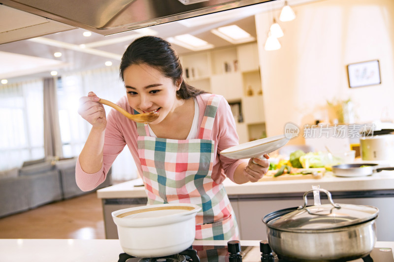 青年女人在厨房煲汤