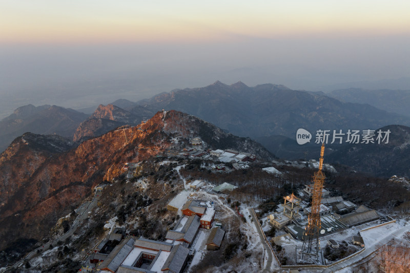 泰山晨曦，日出霞光洒满山