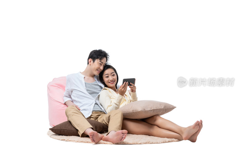 年轻夫妇在家看使用手机