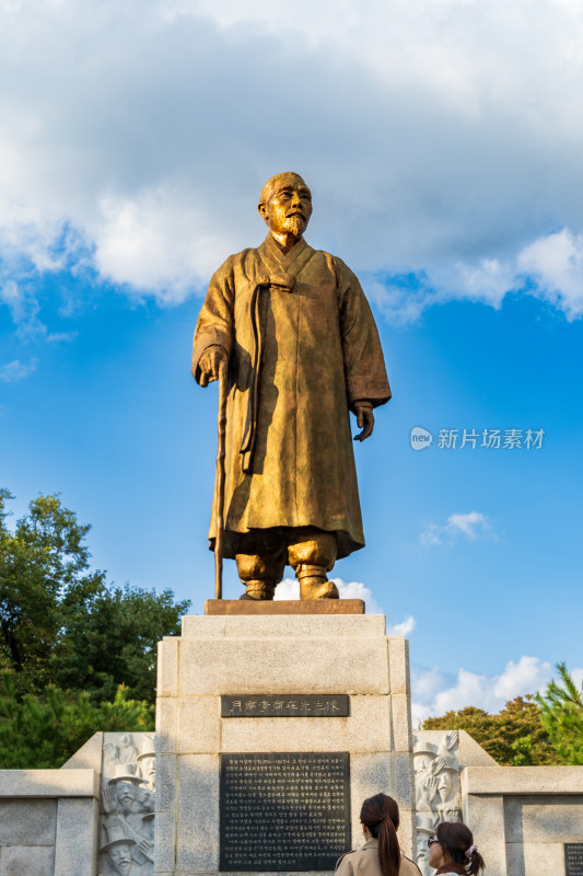 首尔宗庙市民公园的月南李商在先生雕像